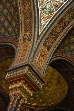 Praque 'daki İspanyol sinagogu, Yahudi mahallesi, Josefov, sütun, sütun, yaldızlı