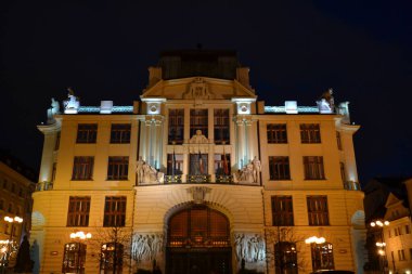 Prag 'daki bina, sarı renkli, gece fotoğrafçılığı, aydınlatılmış.,