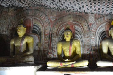 Dambulla Tapınağı, Sri Lanka 'daki mağaralarda oturan Buda resimleri.