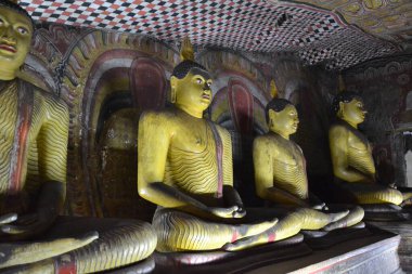 Dambulla Tapınağı, Sri Lanka 'daki mağaralarda oturan Buda resimleri.