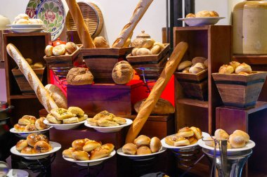 Sri Lanka, Kandy, 25 Nisan 2016: Birden fazla ekmek büfesi