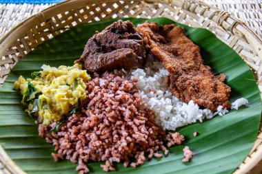 Lezzetli geleneksel Hint yemeği, aromatik köri sosunda pişirilmiş pirinç kasesi, baharatlı et ile tatlandırılmış masala.