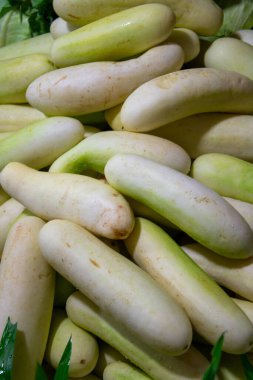 Toplu beyaz salatalıklar