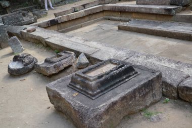 Sri lanka, Matale, 27 Nisan 2016: Ormanın ortasındaki antik bir tapınağın kalıntıları