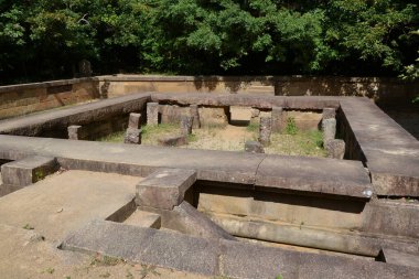 Sri lanka, Matale, 27 Nisan 2016: Ormanın ortasındaki antik bir tapınağın kalıntıları