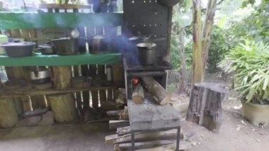 Kırsal odun sobasında yemek pişirmek. Çiftlikte ev yemeği.