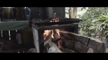 Çiftlikte yanan odun sobasının yavaş çekim videosu.