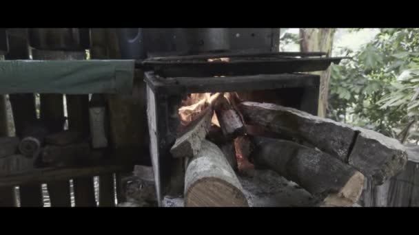農場で素朴な木の燃焼ストーブのスローモーションビデオ — ストック動画