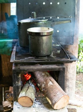 Geleneksel odun sobası bir çiftlik mutfağında tipik Brezilya yemeği hazırlıyor..