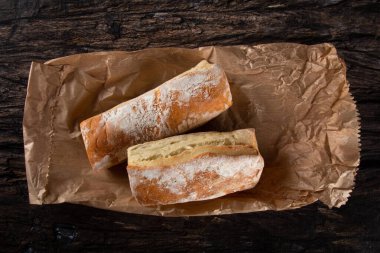 Köy ahşap arka planda taze ev yapımı ekşi ekmek..