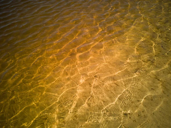 Altın Nehir Suyunun Yüzeyi Dokusu Şeffaf Altın — Stok fotoğraf