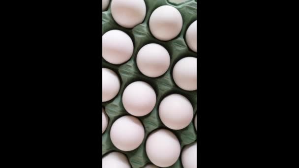 白い卵のカートンのクローズアップ回転 — ストック動画
