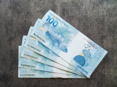 Brezilya 100 reais banknotları. finans kavramı.
