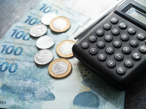 Finans konsepti 100 reais fatura ve para ile hesap makinesi ve kalem Brezilya parası.