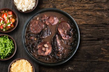 Feijoada tipik Brezilya yemekleri. Geleneksel Brezilya yemekleri siyah fasulyeden yapılır. en üstteki görünüm.