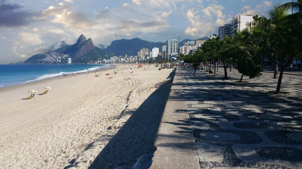 Playa Ipanema Con Acera Mosaico Blanco Negro Río Janeiro Brasil —  Fotos de Stock