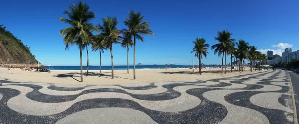 Famosa Playa Copacabana Con Acera Mosaico Blanco Negro Río Janeiro —  Fotos de Stock