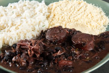Feijoada. Brezilya geleneksel yemek tabağı. Gri arkaplan.