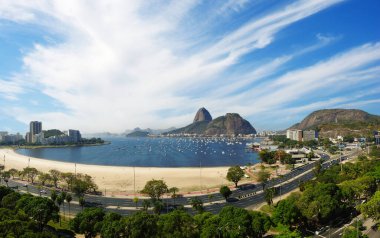 Botafogo sahilinden Rio de Janeiro Brezilya 'daki Sugarloaf Dağı' na kadar panoramik manzara.