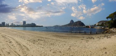 Botafogo sahilinden Rio de Janeiro Brezilya 'daki Sugarloaf Dağı' na kadar panoramik manzara.