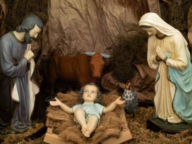 Renkli figürlü geleneksel Noel doğum sahnesi.
