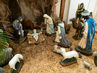 İsa, Meryem, Yusuf, koyun ve büyücülerin de içinde bulunduğu heykelciklerle Noel doğumu sahnesi.