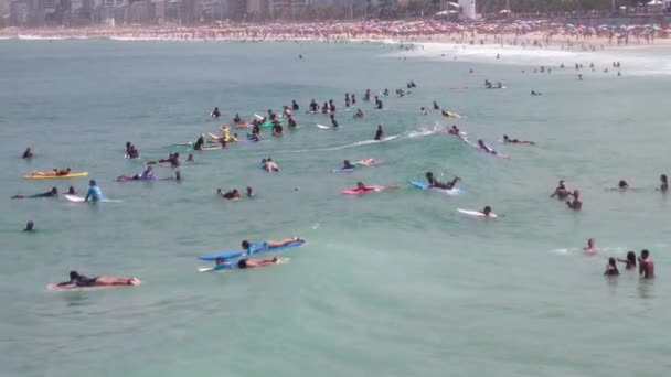 Vista Ipanema Praia Arpoador Com Surfistas Surfando Belo Dia Ensolarado — Vídeo de Stock