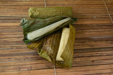 Muz pipetine sarılı muhallebi ve puba keki..