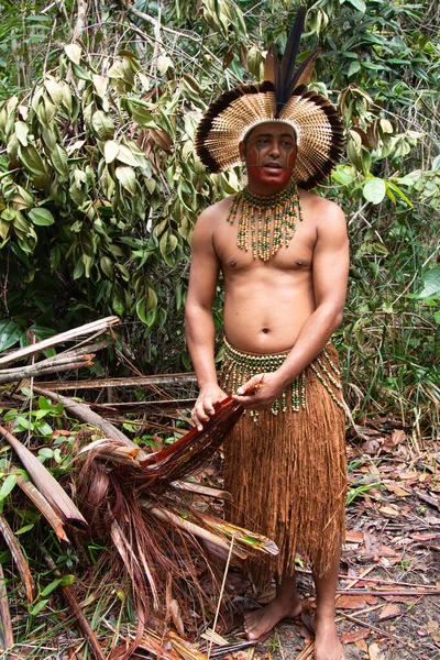 Brazylijski Tupinamba Indian Typową Odzież Spaceru Tropikalnym Lesie — Zdjęcie stockowe