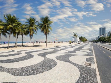 Copacabana Sahili 'ndeki ünlü sahil yürüyüşü ve Rio de Janeiro Brezilya' da mavi gökyüzü olan hindistan cevizi ağaçları..