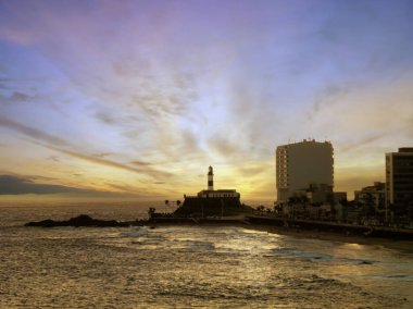 Salvador Bahia 'da Barra sahilinde gün batımında Barra Deniz Feneri arka planda..