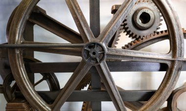 Antika demir tekerlek dişli sistemi.