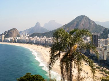 Rio de Janeiro Brezilya 'daki Copacabana plajının hava manzarası..