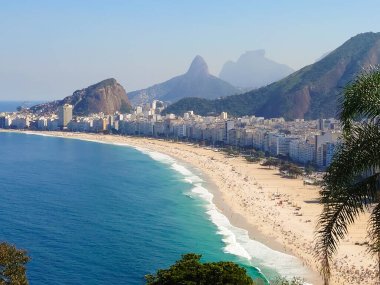 Rio de Janeiro Brezilya 'daki Copacabana plajının hava manzarası..