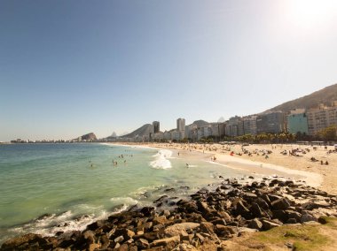 Rio de Janeiro Brezilya 'daki Leme plajı ve Copacabana manzarası.