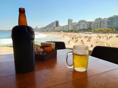 Bira, Brezilya 'nın Rio de Janeiro sahiline bakan Copacabana' da servis edildi..