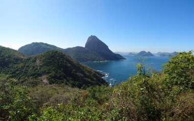 Rio de Janeiro Brezilya 'daki Sugarloaf Dağı ve Guanabara Körfezi' nin panoramik manzarası.