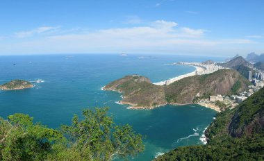 Rio de Janeiro şehrindeki Sugarloaf Dağı 'nın tepesinden panoramik hava manzarası.