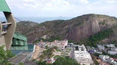 Rio de Janeiro Brezilya 'daki Sugar Loaf dağının tepesinden şehrin panoramik manzarası