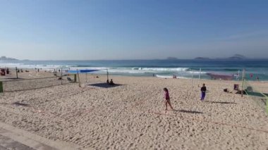 Rio de Janeiro, Brezilya - 02 Kasım 2023. Rio de Janeiro Brezilya 'da spor yapan insanlarla Leblon plajının panoramik manzarası