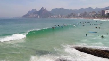 Rio de Janeiro, Brezilya - 02 Kasım 2023. Rio de Janeiro Brezilya 'daki Arpoador plajında sörf yapan sörfçüler