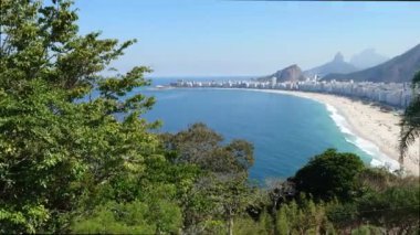 Rio de Janeiro Brezilya 'daki Copacabana plajının hava manzarası.