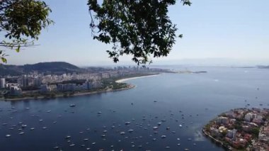 Rio de Janeiro Brezilya 'daki Sugar Loaf dağının tepesinden şehrin panoramik manzarası
