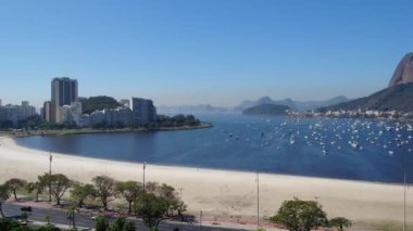 Rio de Janeiro Brezilya 'daki Botafogo plajı ve Sugarloaf Dağı panoramik manzarası