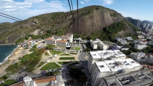 ブラジルのリオデジャネイロの砂糖ローフ山から降りるケーブルカー — ストック動画