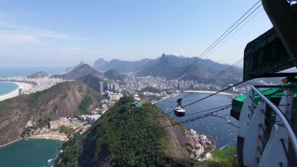 ブラジルのリオデジャネイロの砂糖ローフ山に登るケーブルカー — ストック動画