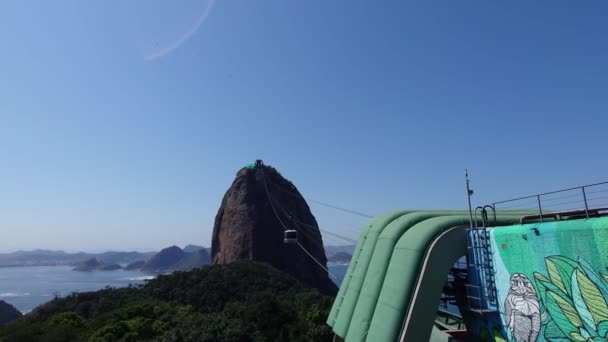 브라질 리우데자네이루 2023년 11월 브라질 리우데자네이루의 슈거로프 산에서 내려가는 케이블카 — 비디오
