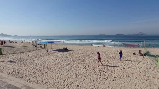 巴西里约热内卢 2023年11月2日 巴西里约热内卢的Leblon海滩全景 人们都在做运动 — 图库视频影像