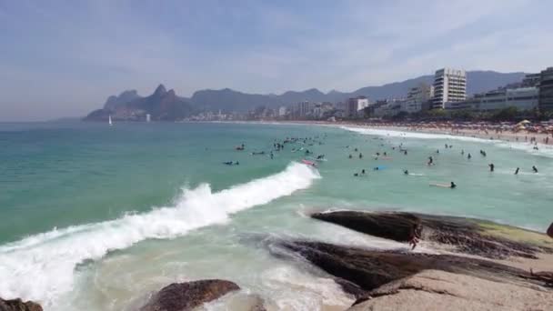 巴西里约热内卢 2023年11月2日 在巴西里约热内卢Arpoador海滩冲浪的冲浪选手 — 图库视频影像
