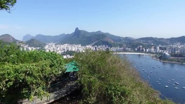 브라질 리우데자네이루의 꼭대기에서 도시의 파노라마 — 비디오